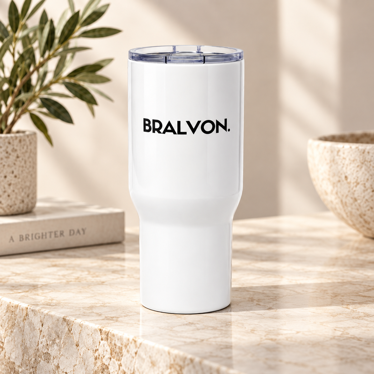 Travel mug with a handle